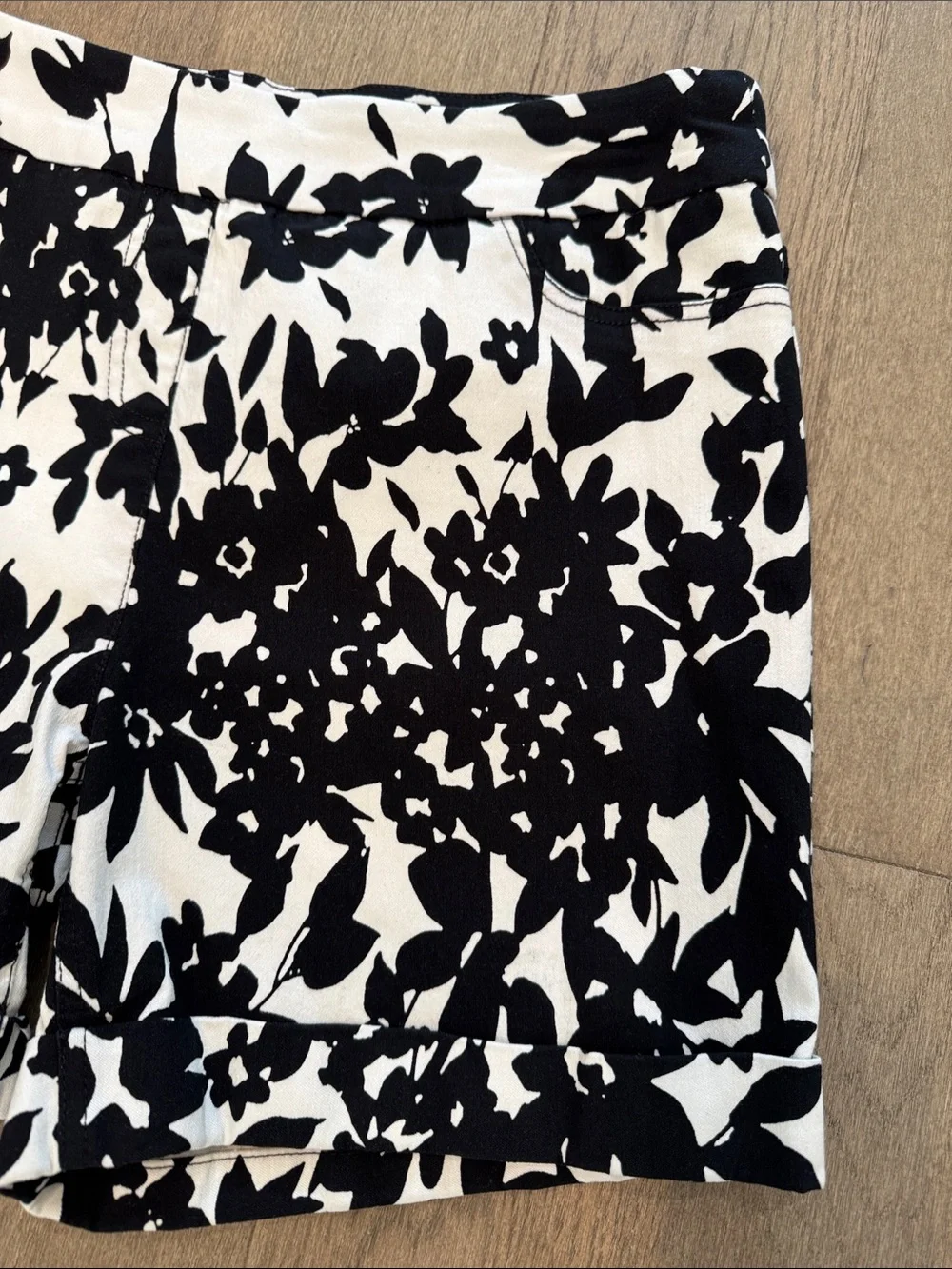 Soft Surroundings Shorts Black‎ White Floral Cuffed Hem Women’s Medium Pockets